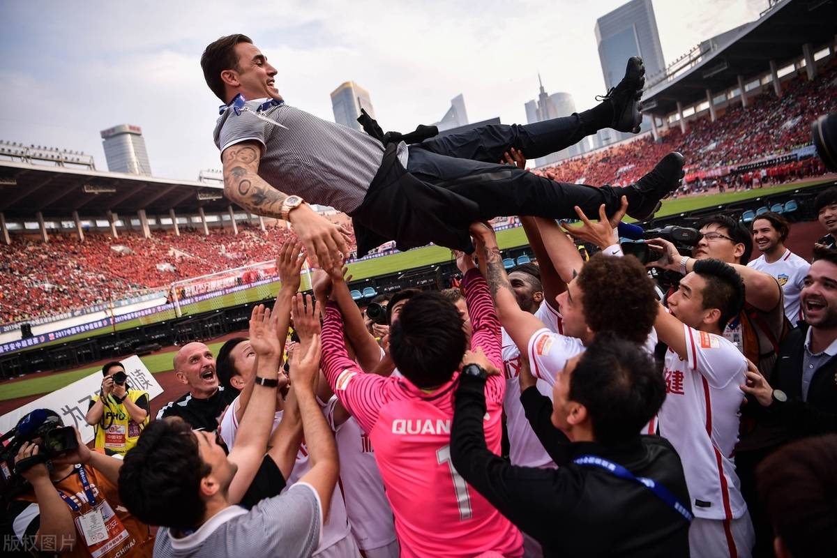 在广州队赛场上演亚冠,封盖,引发观众齐声高喊的简单介绍 在广州队赛场上演亚冠,封盖,引发观众齐声高喊的简单介绍