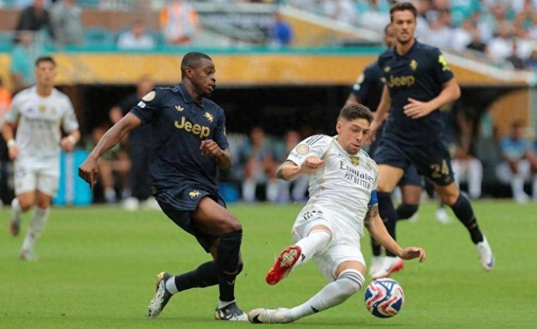 包含皇家马德里豪华引援，力争稳固联赛领先地位的词条