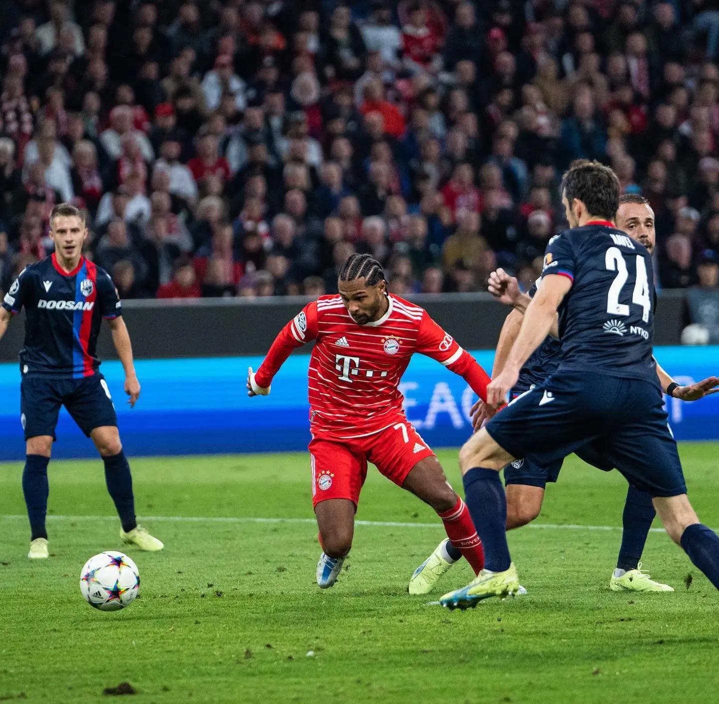 包含拜仁慕尼黑大比分胜利，维持榜首位置不变的词条