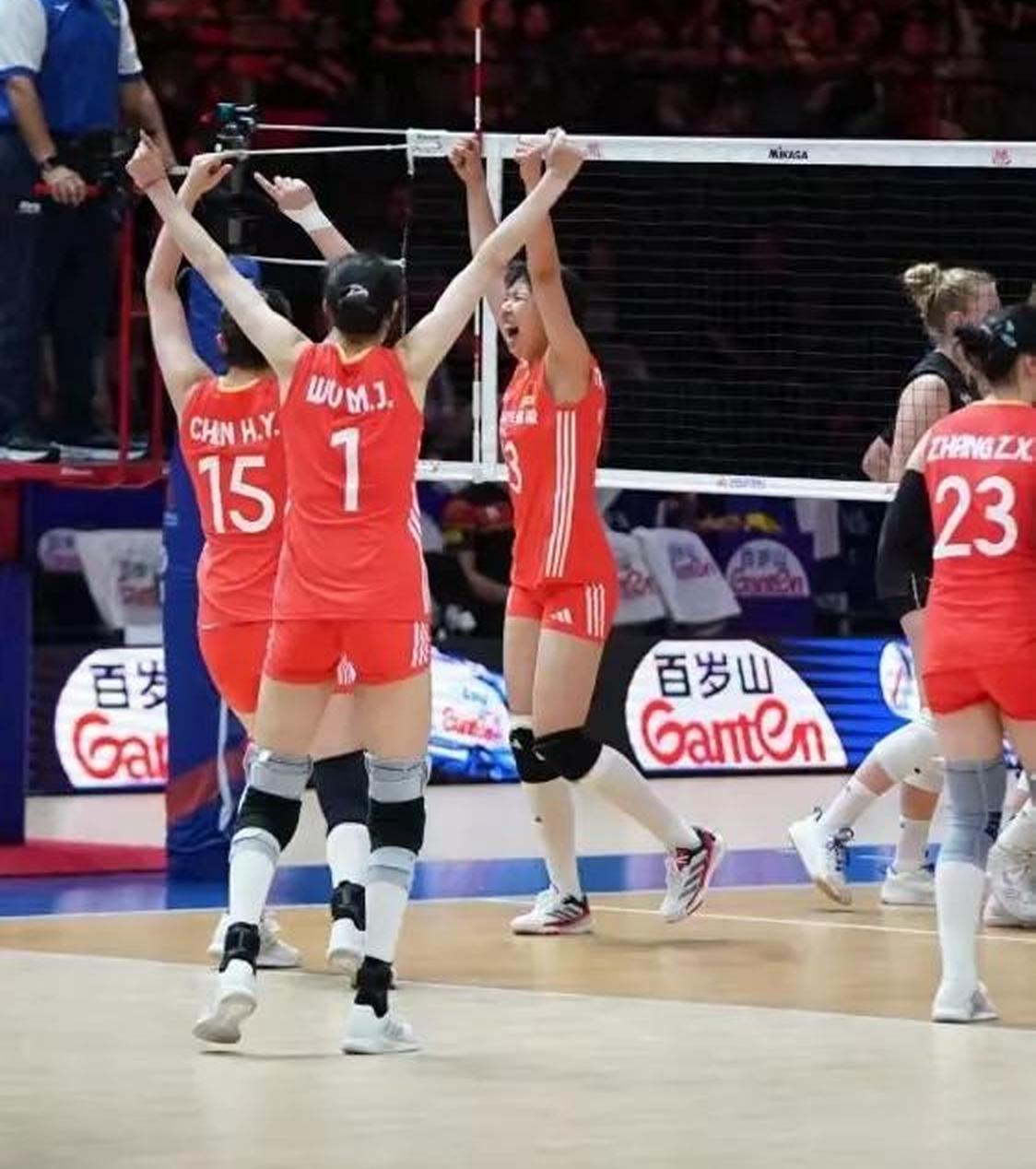 跨国对决火爆开打,体育热情燃烧全场 跨国对决火爆开打,体育热情燃烧全场