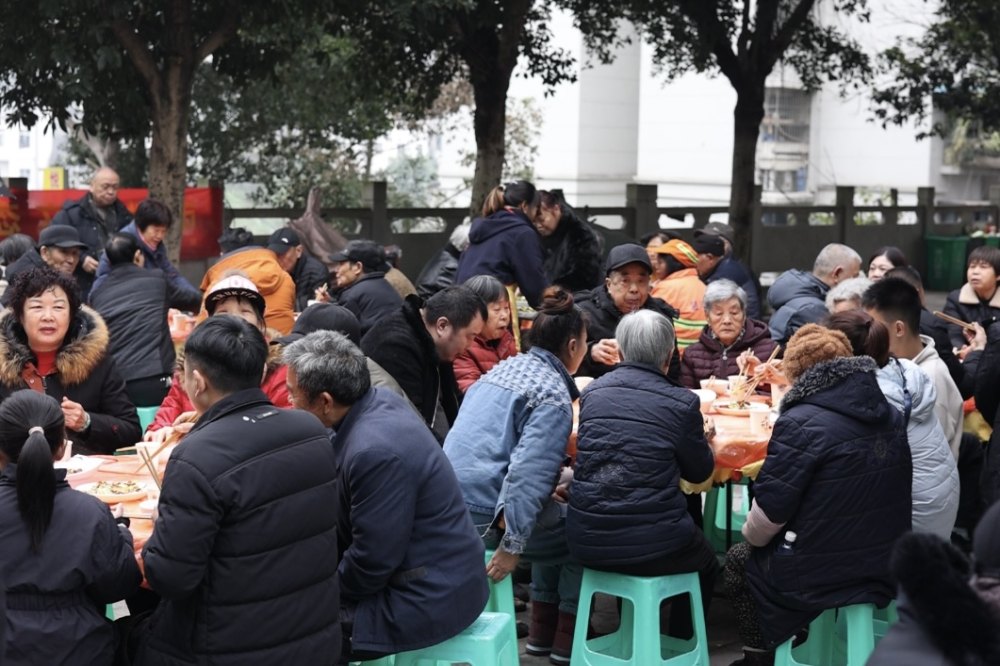 比赛现场热气腾腾,观众热情高涨 比赛现场热气腾腾,观众热情高涨