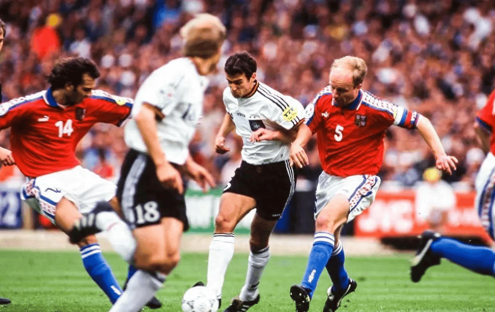 捷克队踢出精彩进攻,夺得胜利 捷克队踢出精彩进攻,夺得胜利