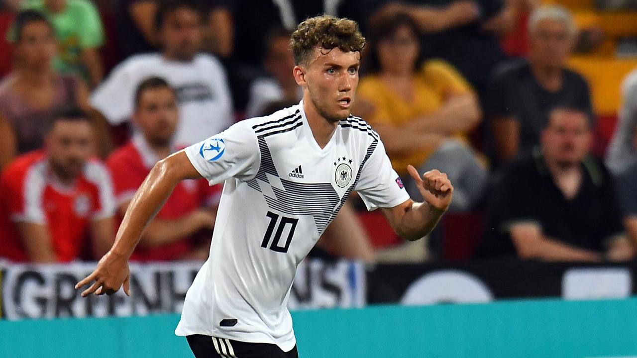 弗赖堡边锋连破门，实现帽子戏法助球队大胜的简单介绍