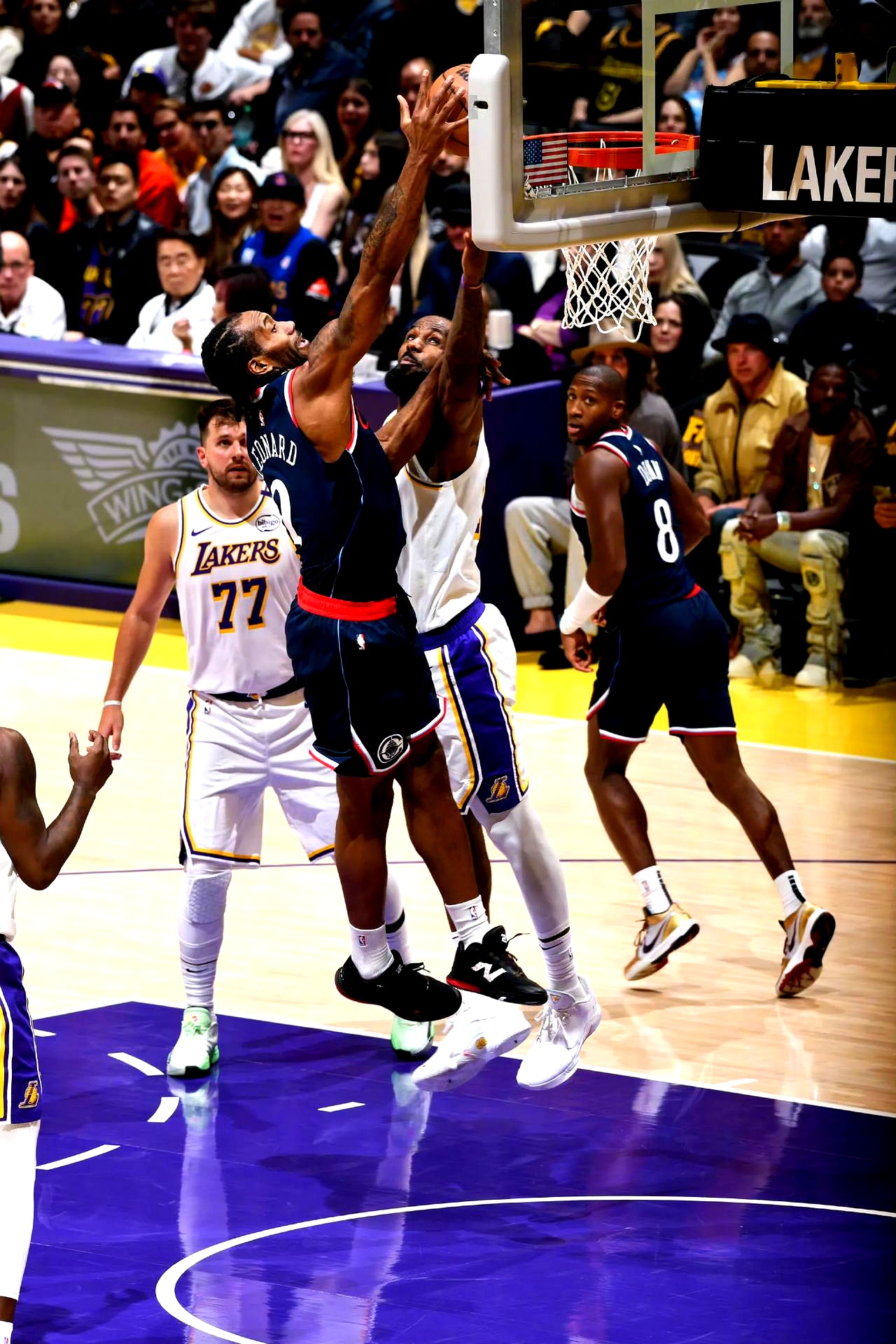 快船队神奇逆转湖人取得胜利 快船队神奇逆转湖人取得胜利